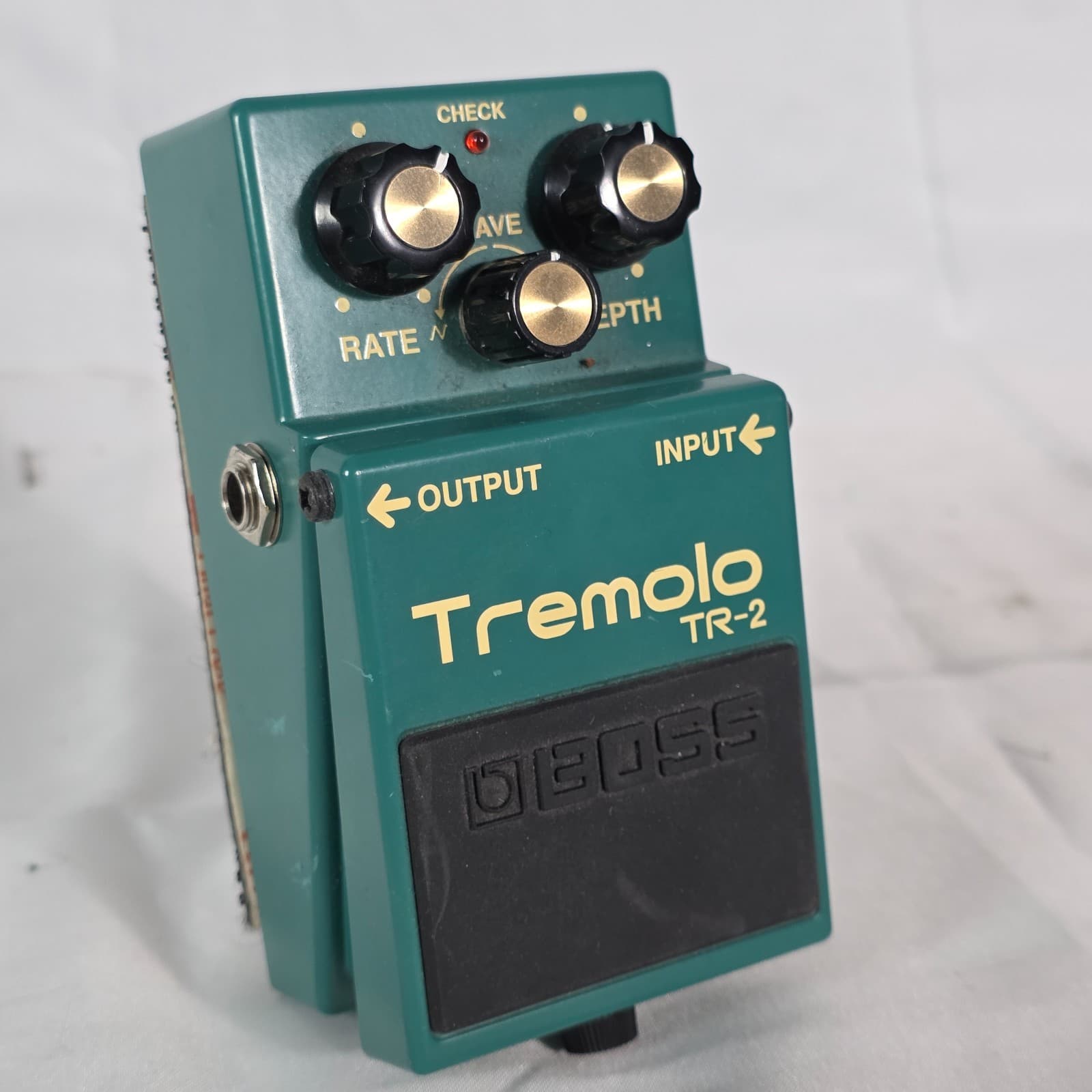 Boss TR-2 Green Black 9 Volts Analog Tremolo Guitar Effects Pedal - T1L2825 - Thumbnail 3