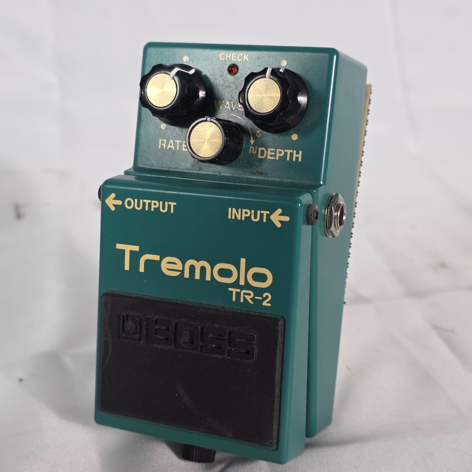 Boss TR-2 Green Black 9 Volts Analog Tremolo Guitar Effects Pedal - T1L2825 - Thumbnail 4