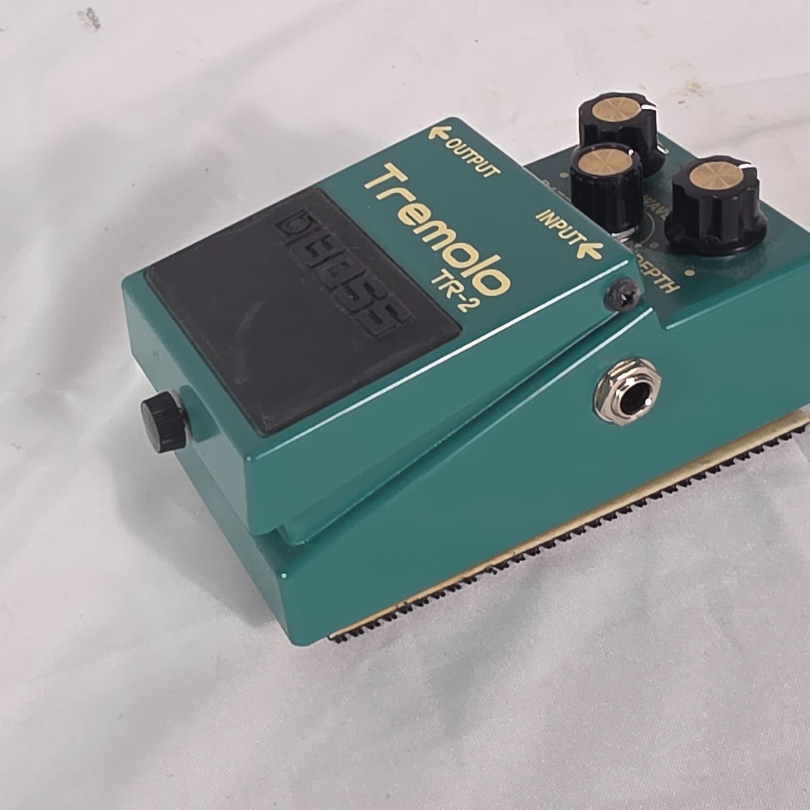 Boss TR-2 Green Black 9 Volts Analog Tremolo Guitar Effects Pedal - T1L2825 - Thumbnail 5