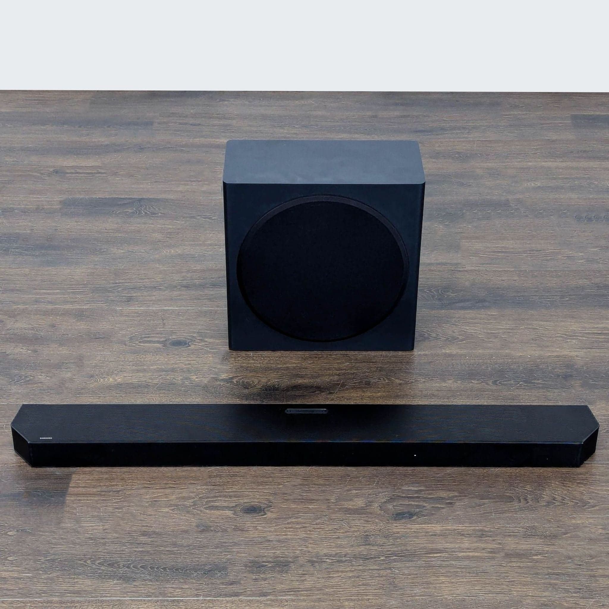 Samsung Soundbar with Wireless Subwoofer - Audio Equipment - Thumbnail 2