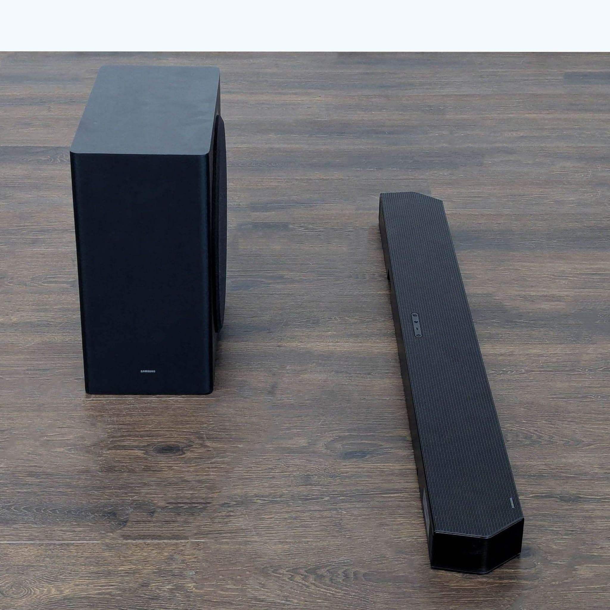 Samsung Soundbar with Wireless Subwoofer - Audio Equipment - Thumbnail 3