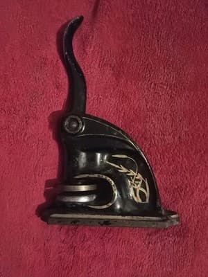 Antique Cast Iron Embossing Seal Press The Golden Laundry Company Colorado 1929 - Thumbnail 2