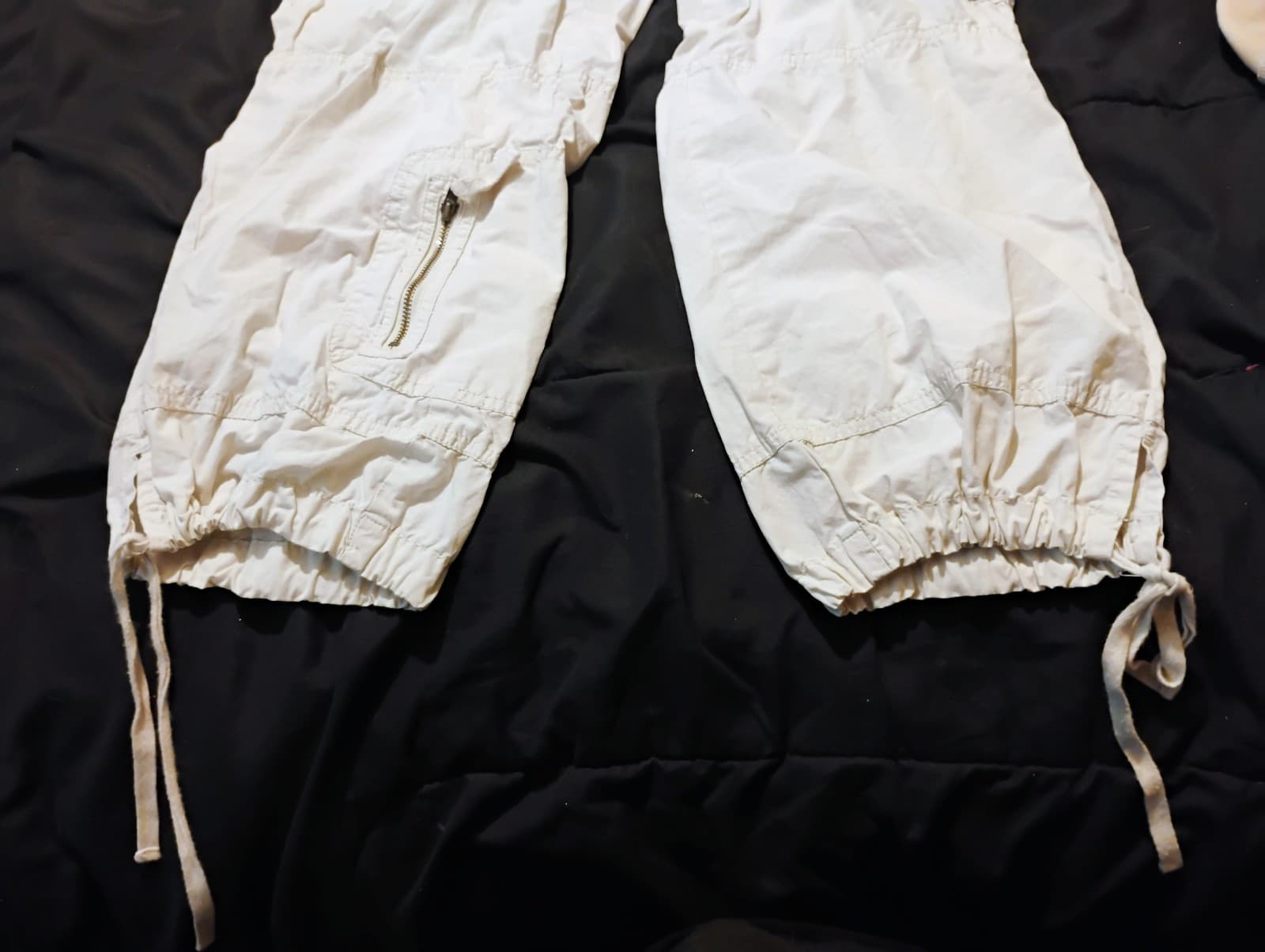 Old Navy women's size 4 cargo capris - Thumbnail 3