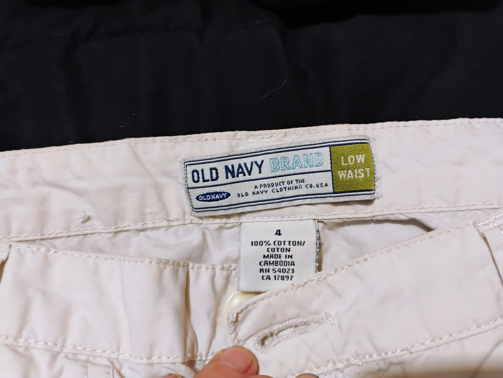 Old Navy women's size 4 cargo capris - Thumbnail 2