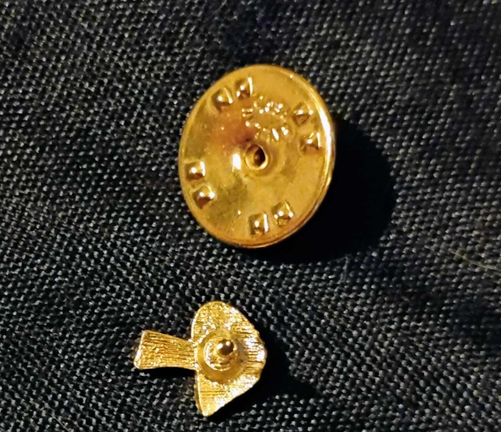 Vintage gold plated mushroom pin/lapel - Thumbnail 3