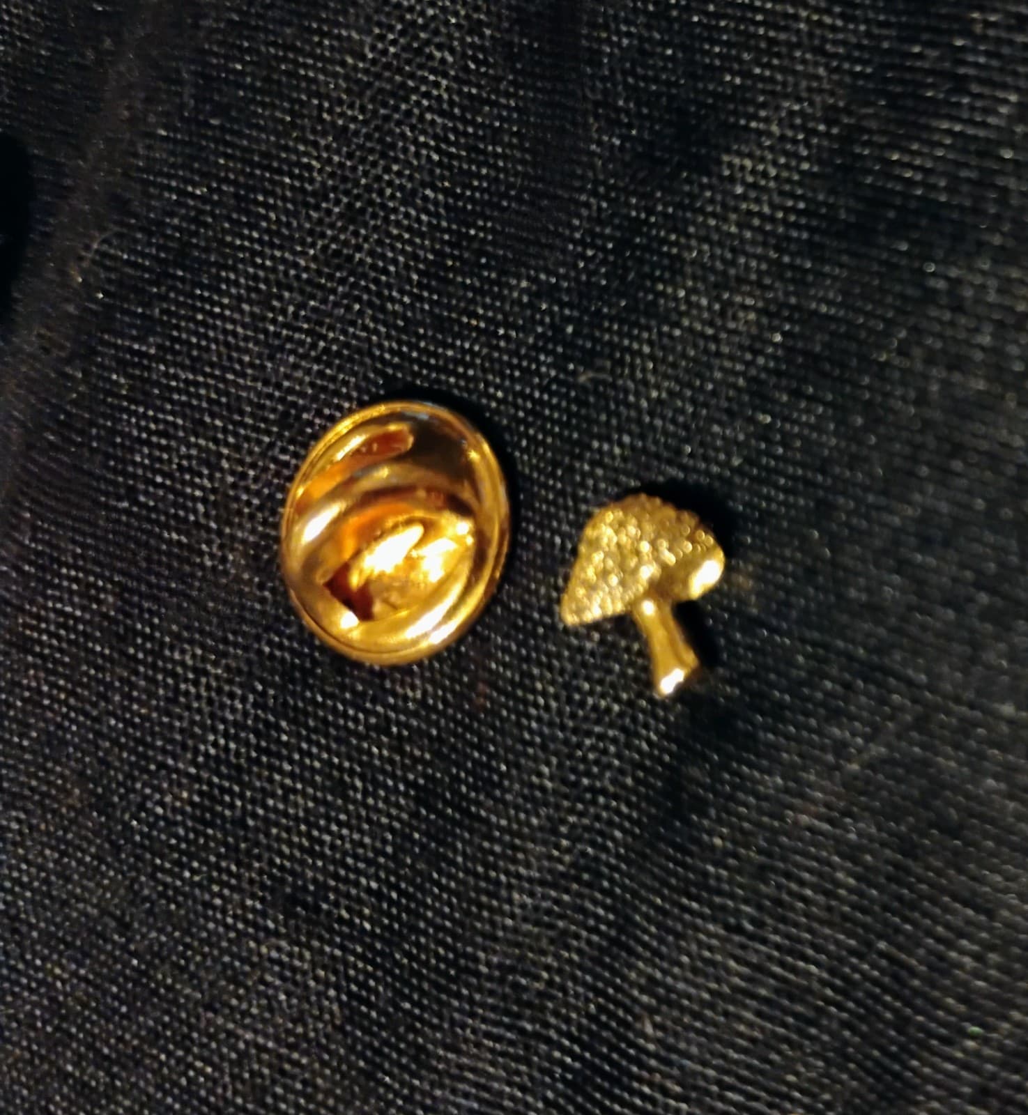 Vintage gold plated mushroom pin/lapel - Thumbnail 2