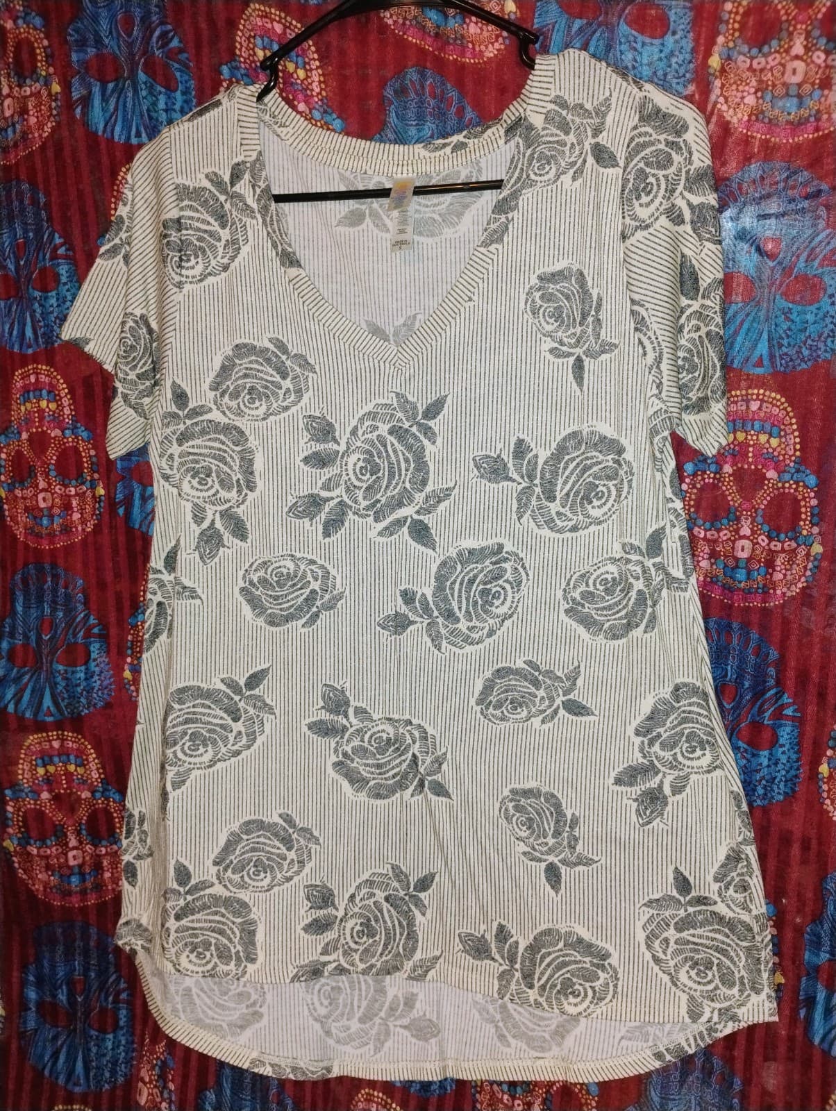 Lularoe Rose Print Basic T, Size S