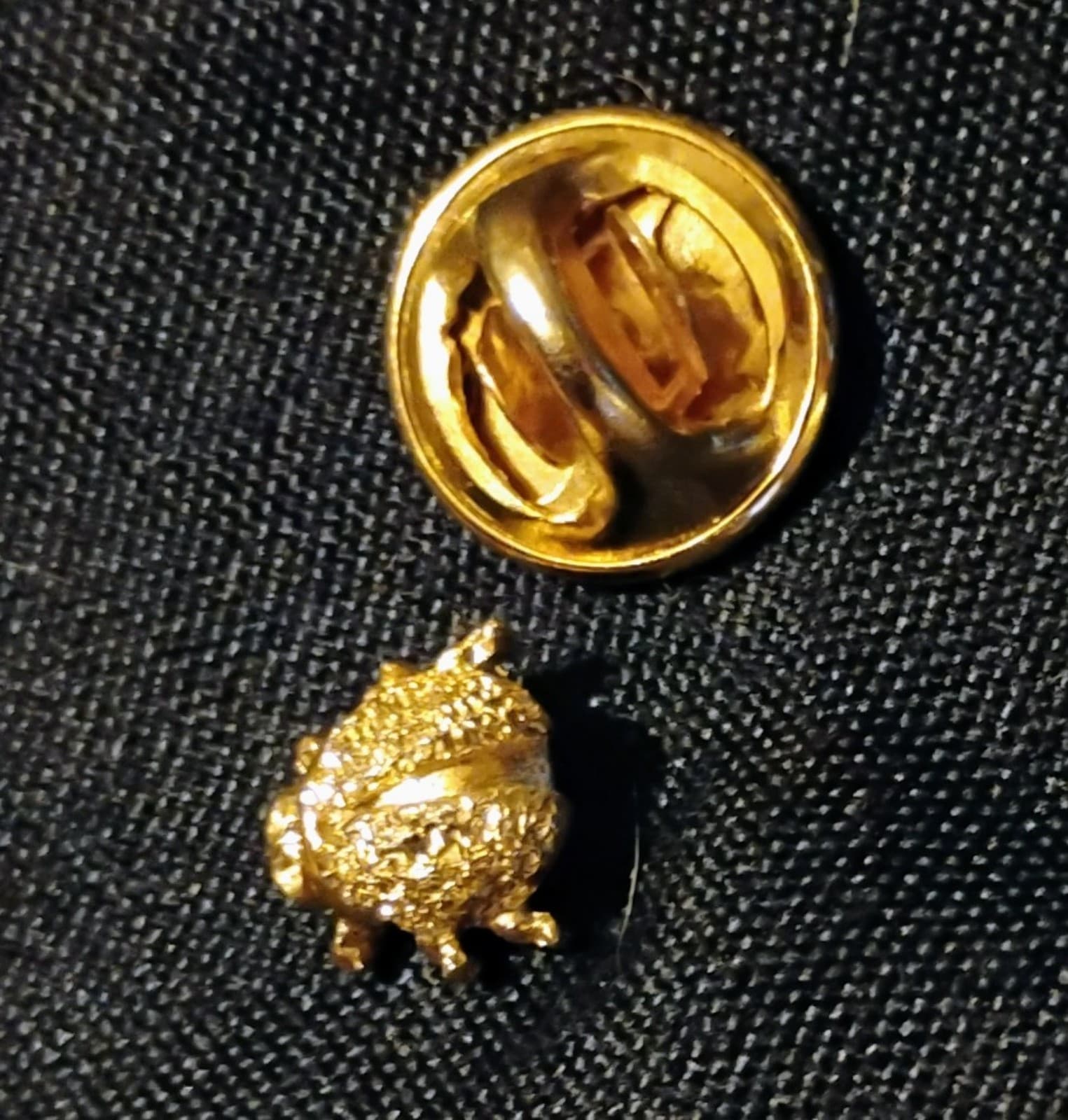 Vintage gold plated ladybug pin/lapel - Thumbnail 2