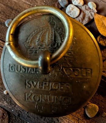 Vintage Swedish Gustaf VI Adolf Medal Stopper Hand Blown Crackle Glass Cruet 5"