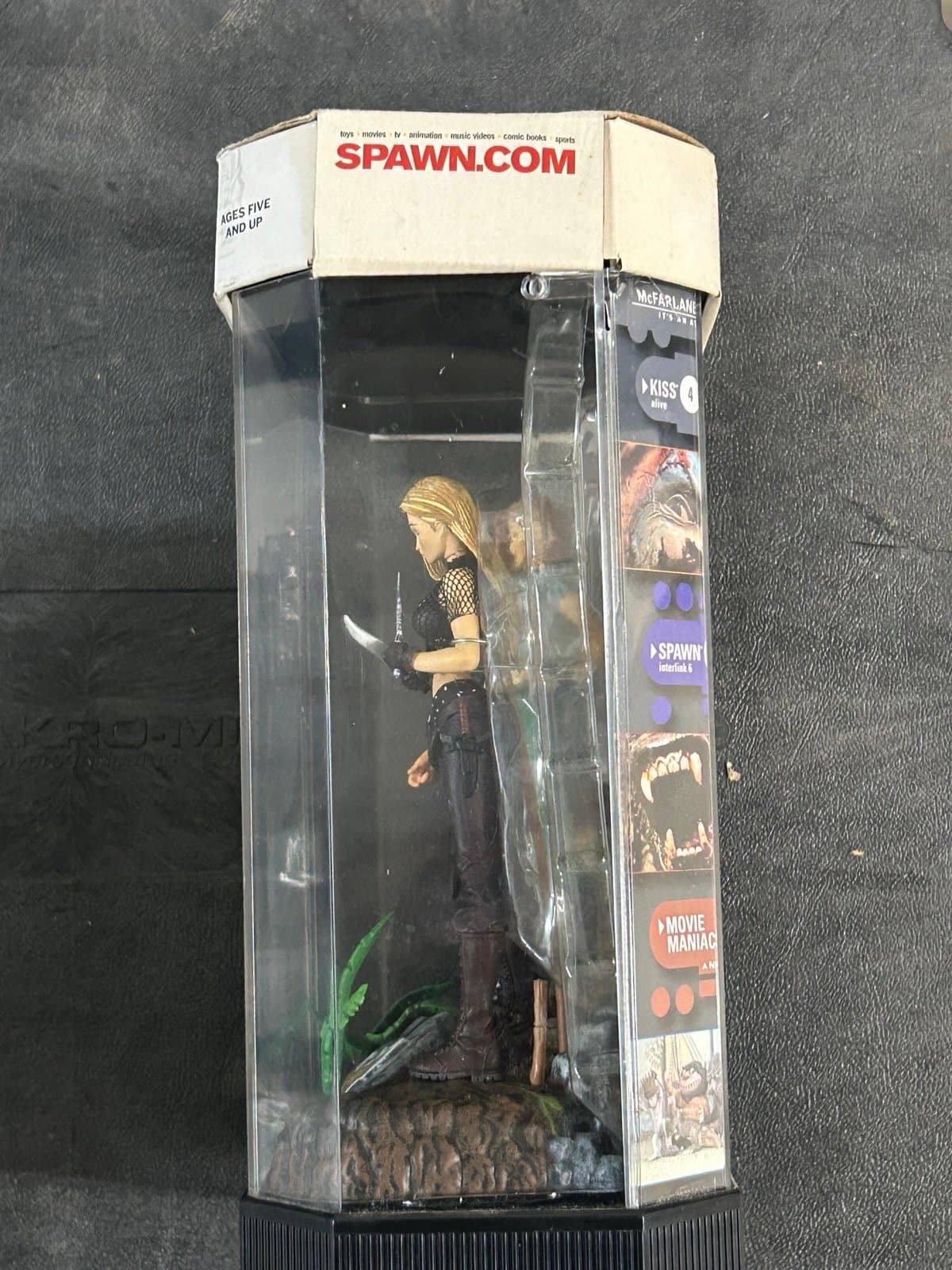 McFarlane Toys Danger Girl Fishtank 3-Figure Limited Edition Set - Thumbnail 2