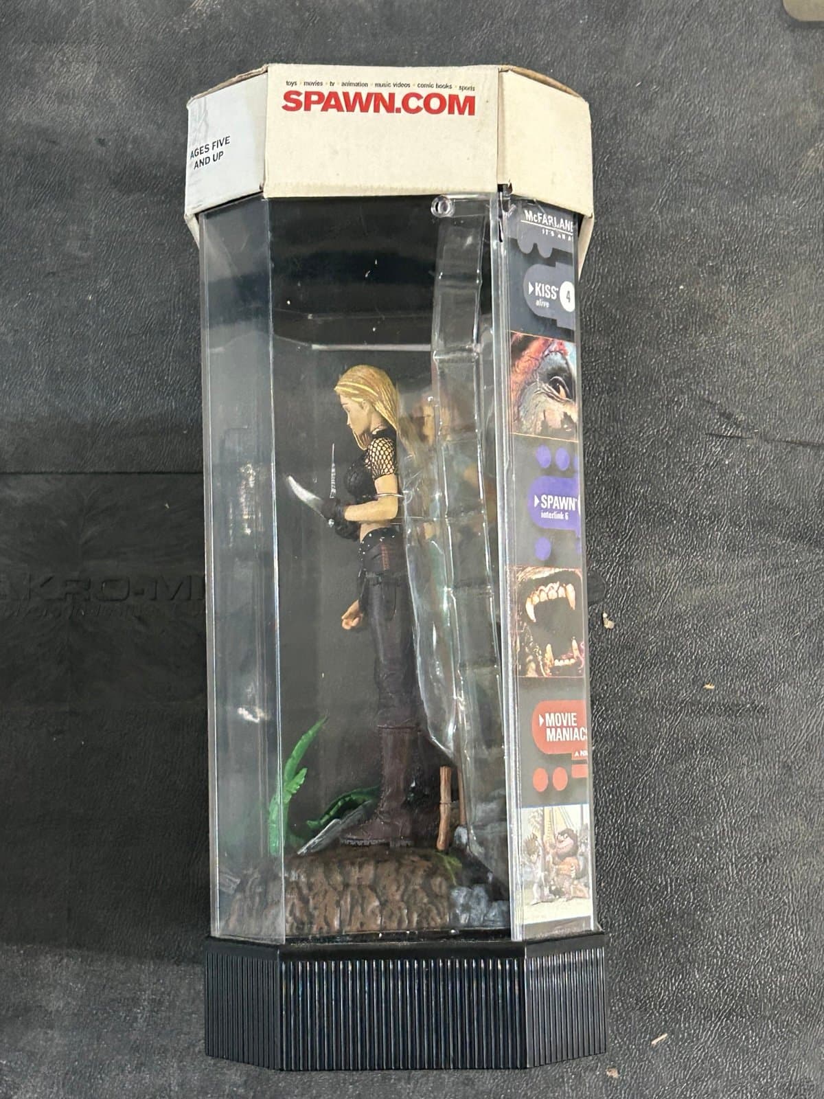 McFarlane Toys Danger Girl Fishtank 3-Figure Limited Edition Set - Thumbnail 4