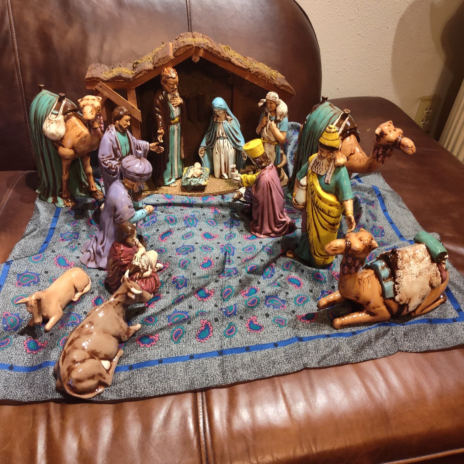 14pc. Vtg 1989 lambert nativity w/Stand - Image 1