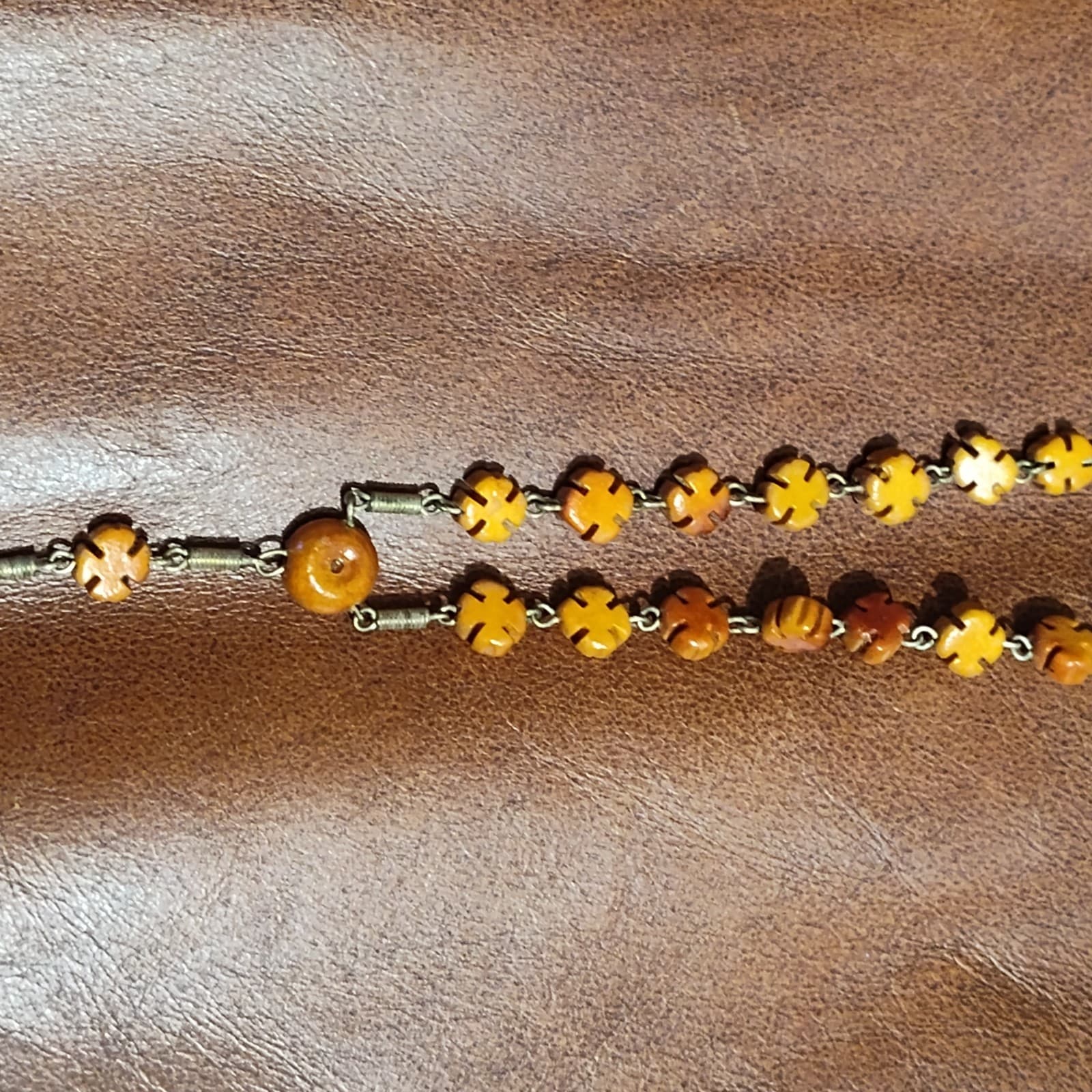 Vtg Carved Wood Rosay beads necklace - Thumbnail 3