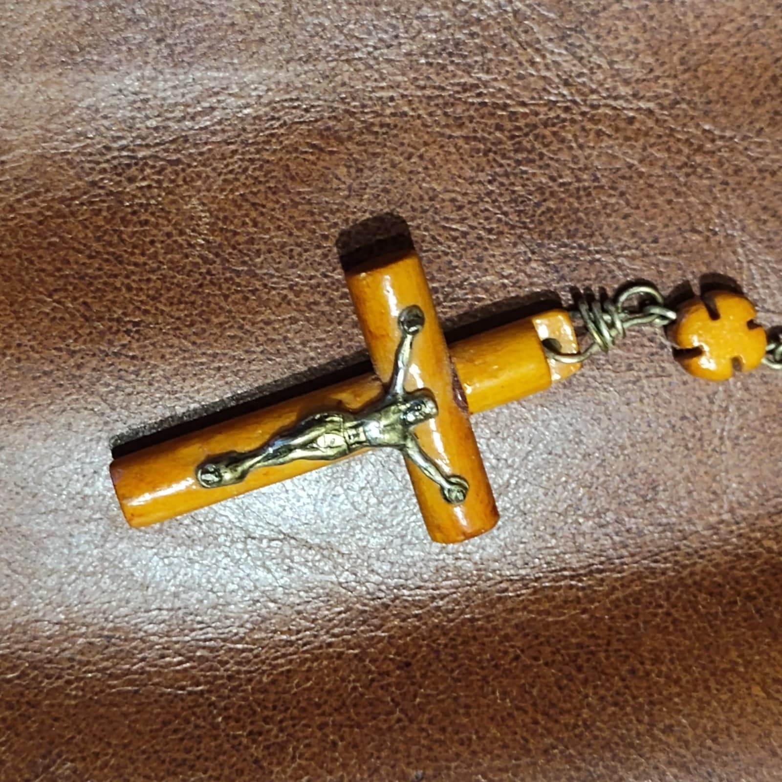 Vtg Carved Wood Rosay beads necklace - Thumbnail 2