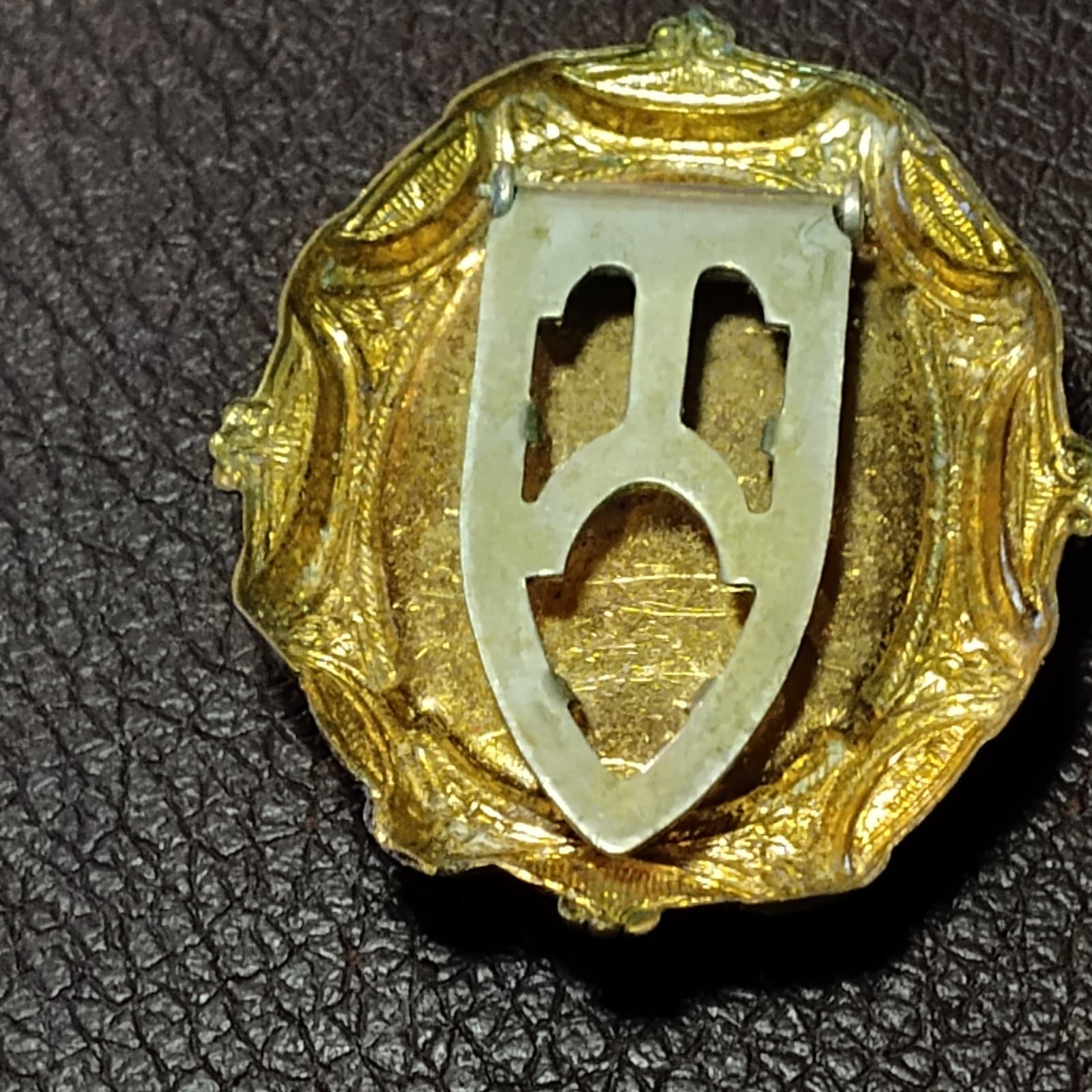 Limoges Style clip on Brass Porcelain Vintage Victorian Couple Scene Jewelry - Thumbnail 3