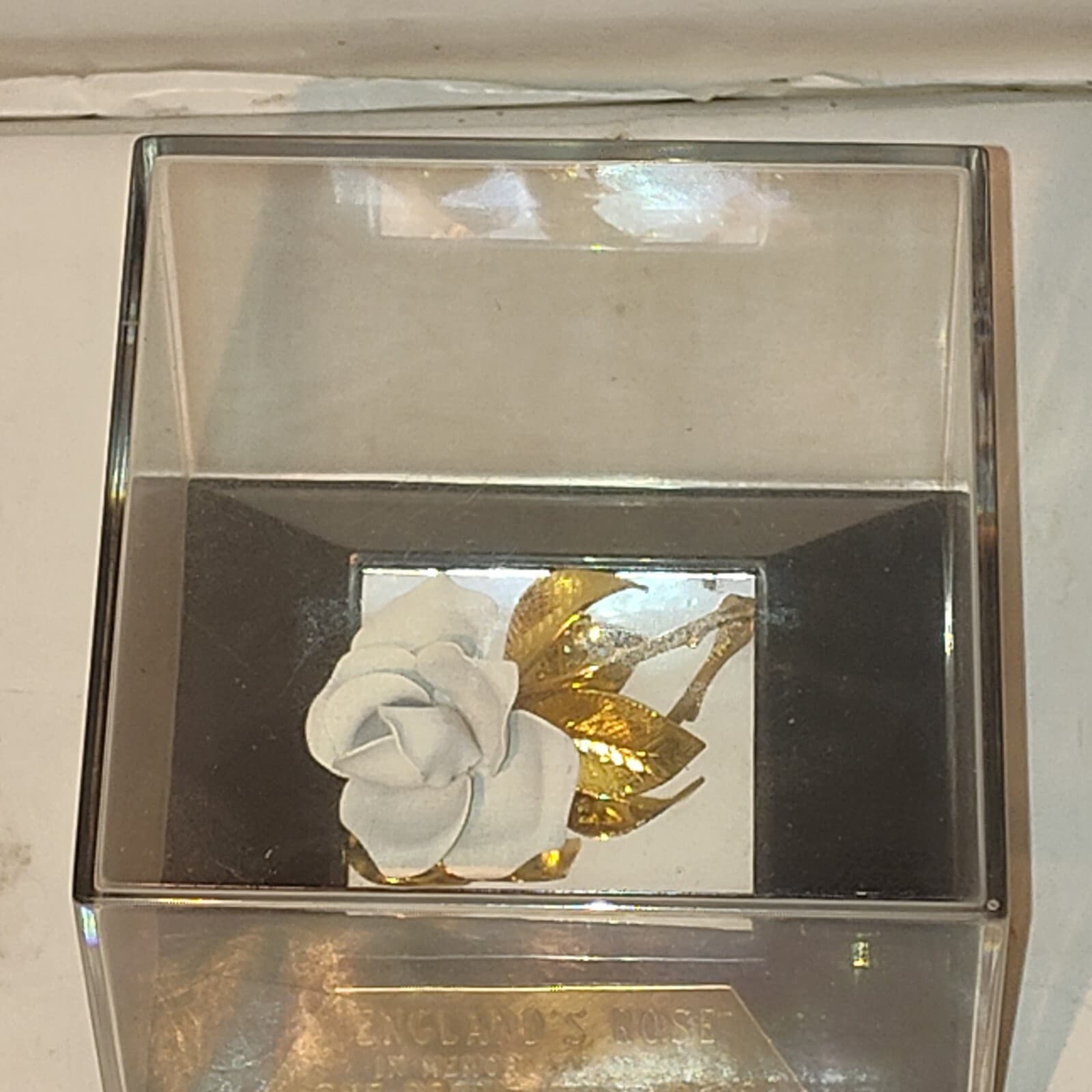 Princess Diana Englands Rose brooch white & Gold rose pin in display case - Thumbnail 3