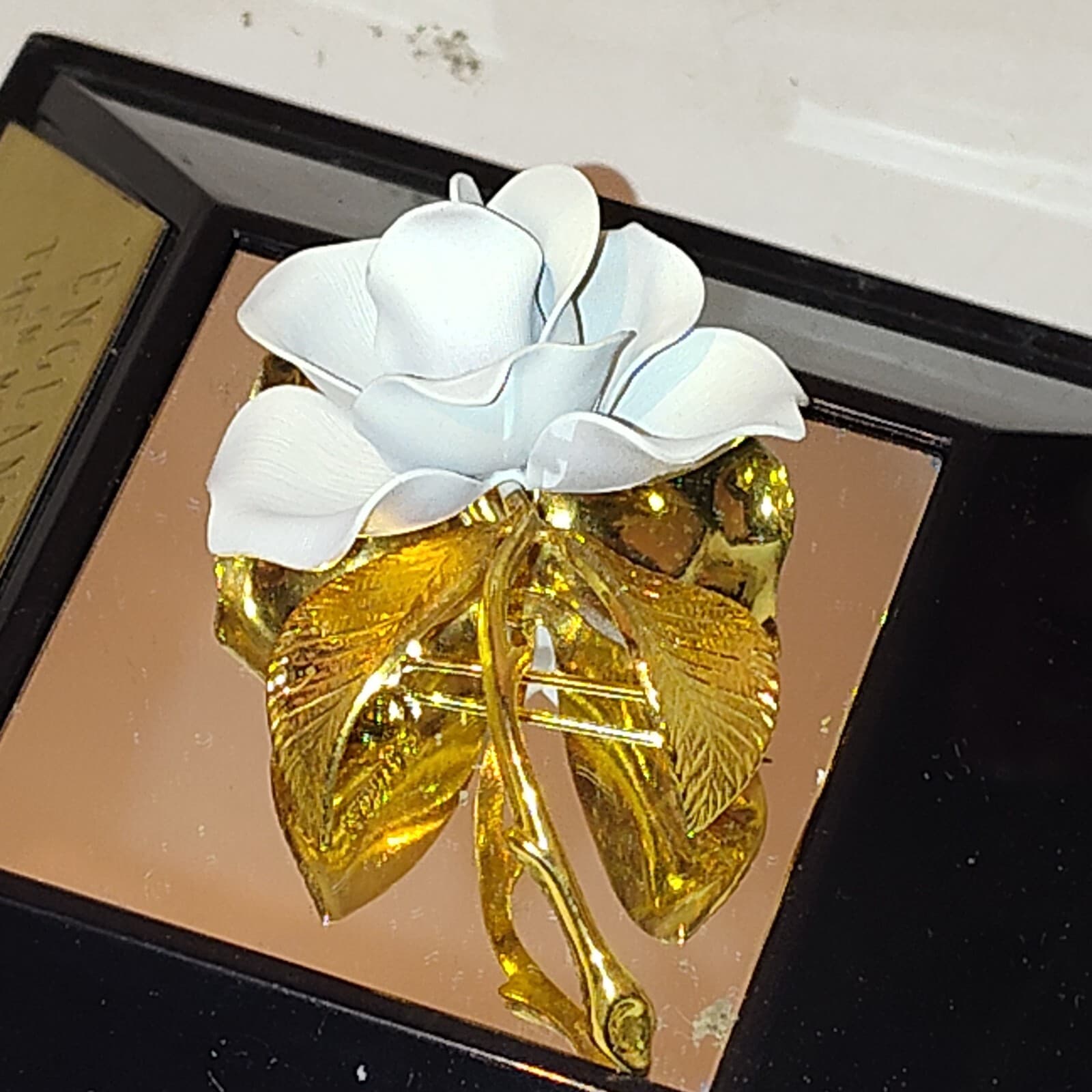 Princess Diana Englands Rose brooch white & Gold rose pin in display case - Thumbnail 4
