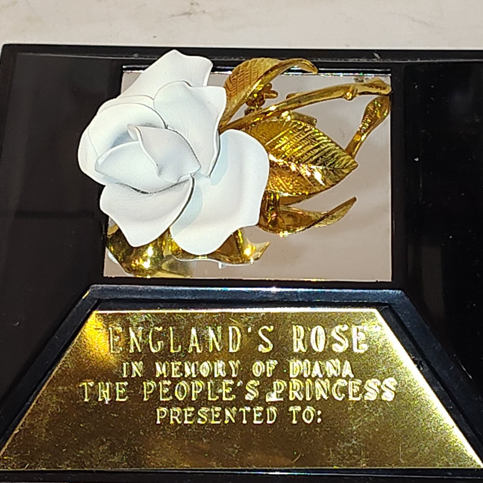 Princess Diana Englands Rose brooch white & Gold rose pin in display case - Thumbnail 2