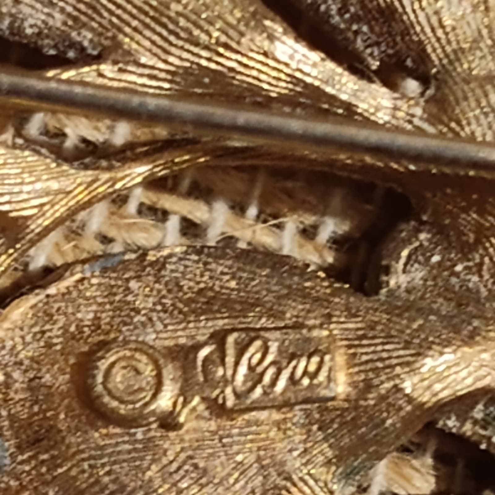 Vtg Cora Carved Branch goldtone brooch - Thumbnail 3