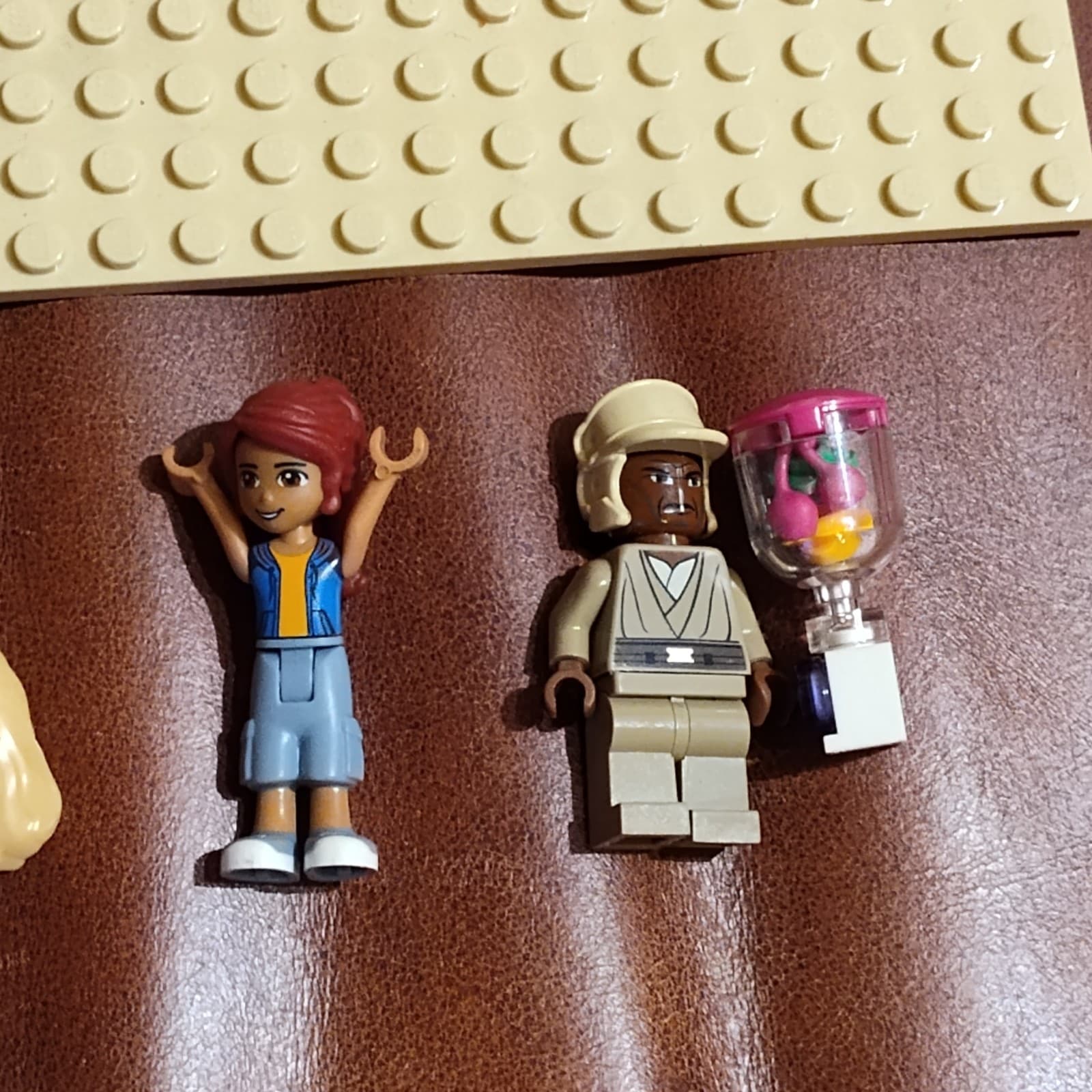 Lego Friends Minifigure Lot Minfigs Parts pieces - Thumbnail 6