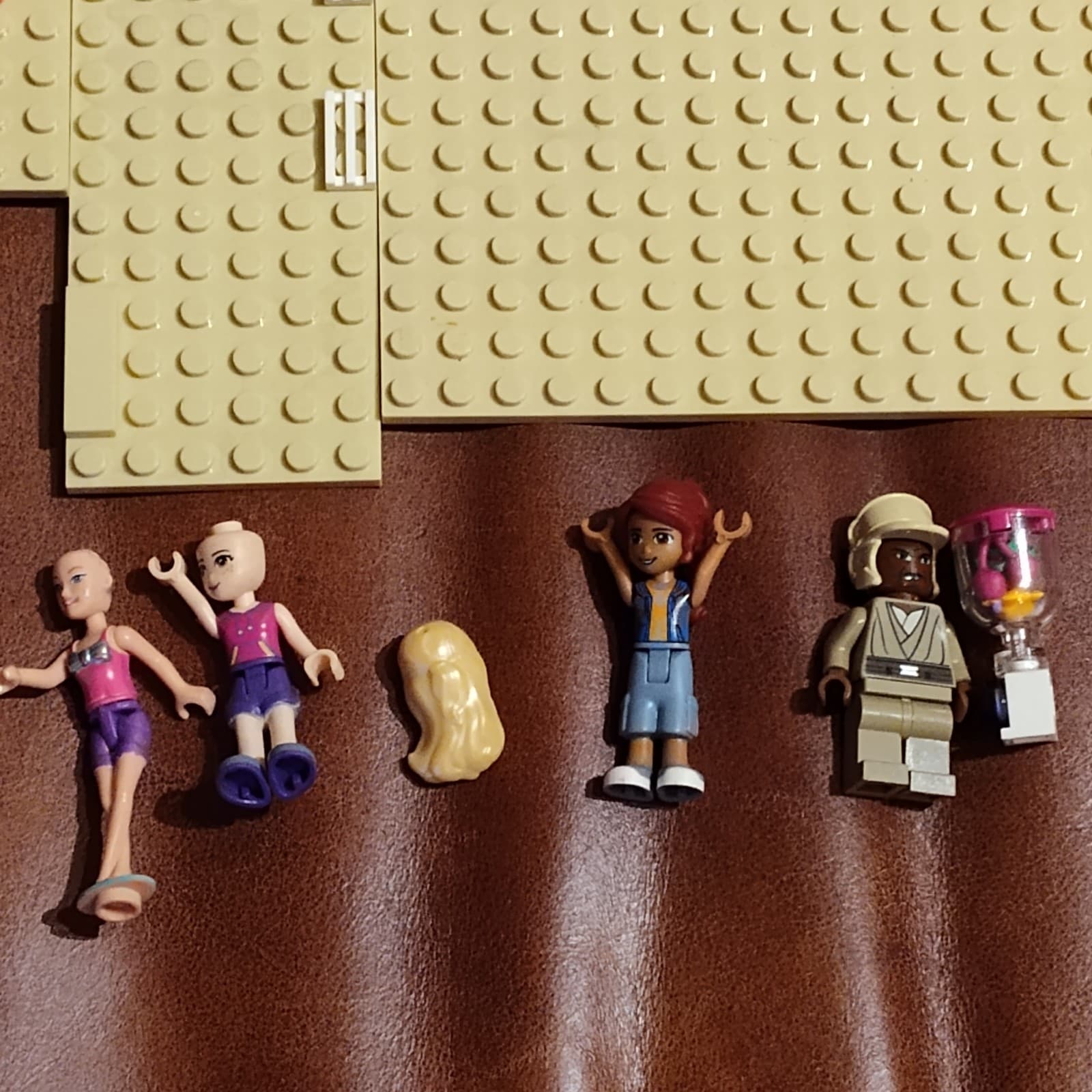 Lego Friends Minifigure Lot Minfigs Parts pieces - Thumbnail 2
