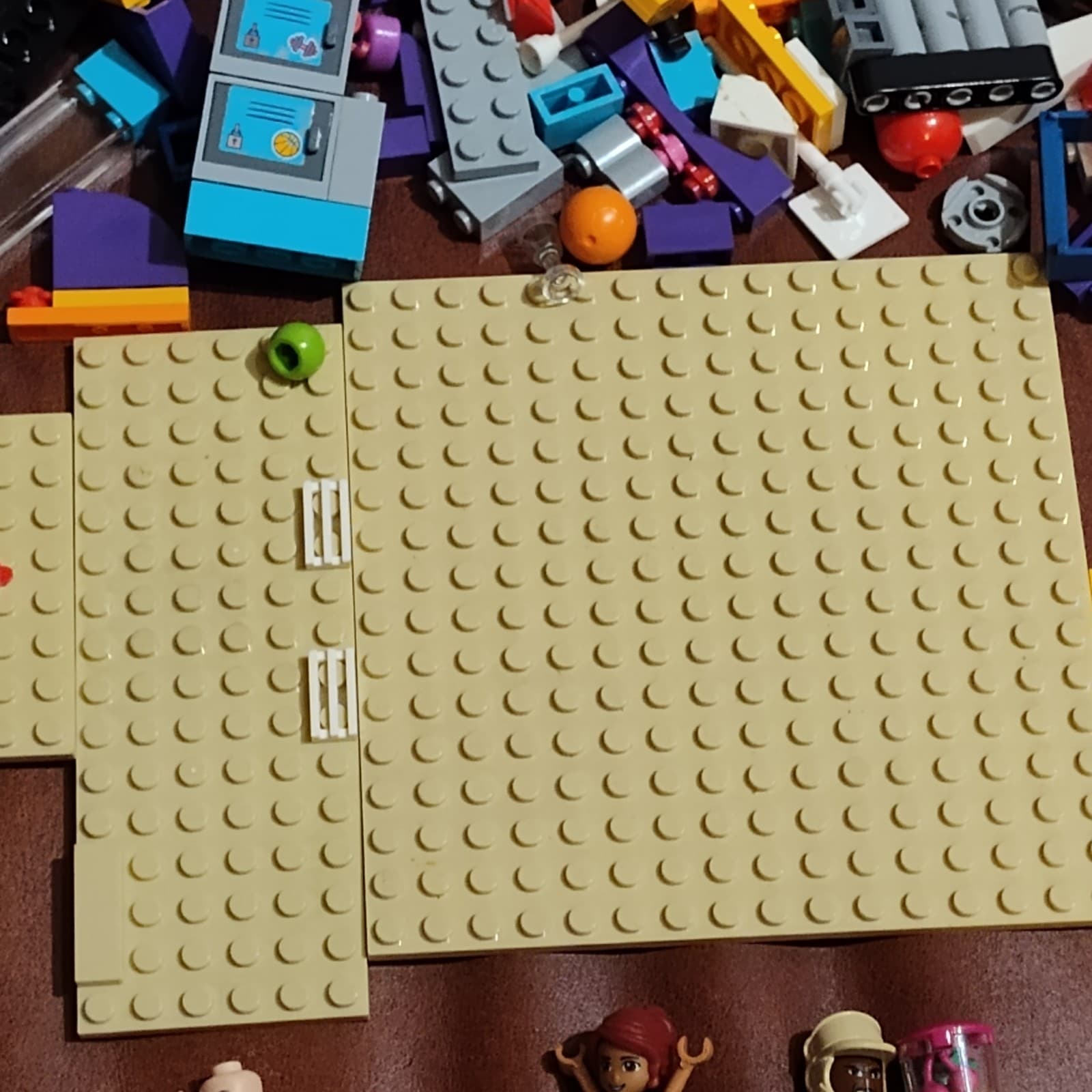 Lego Friends Minifigure Lot Minfigs Parts pieces - Thumbnail 3