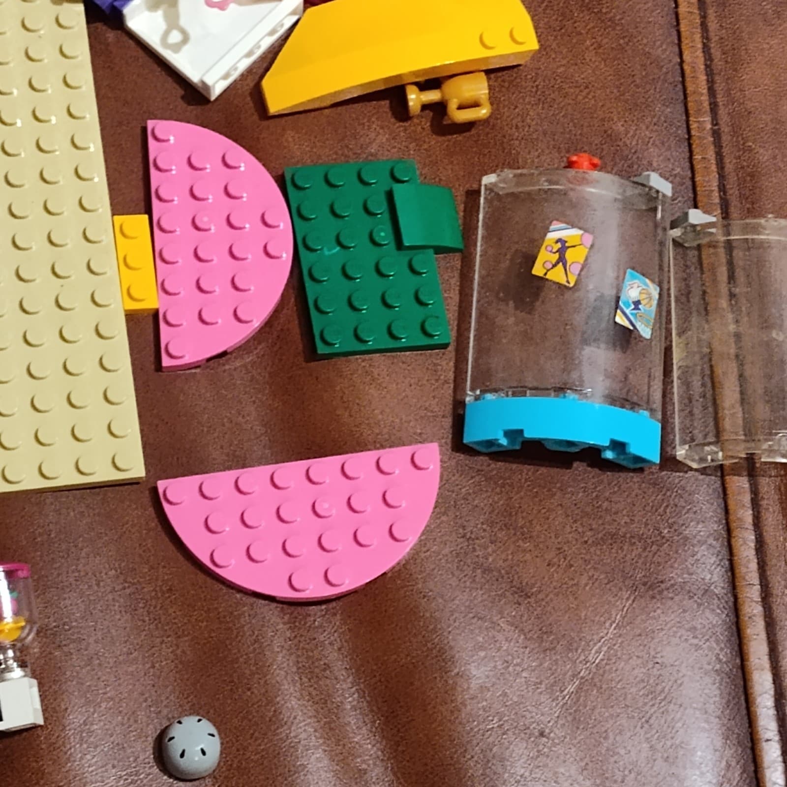 Lego Friends Minifigure Lot Minfigs Parts pieces - Thumbnail 4