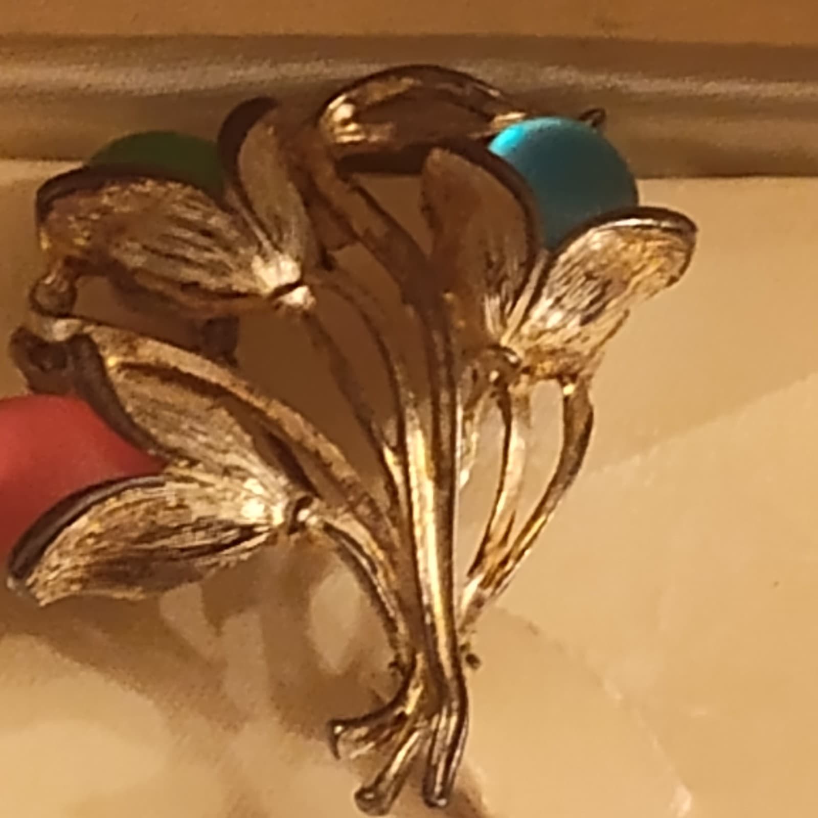 vintage frosted lucite flower gold tone brooch - Thumbnail 3