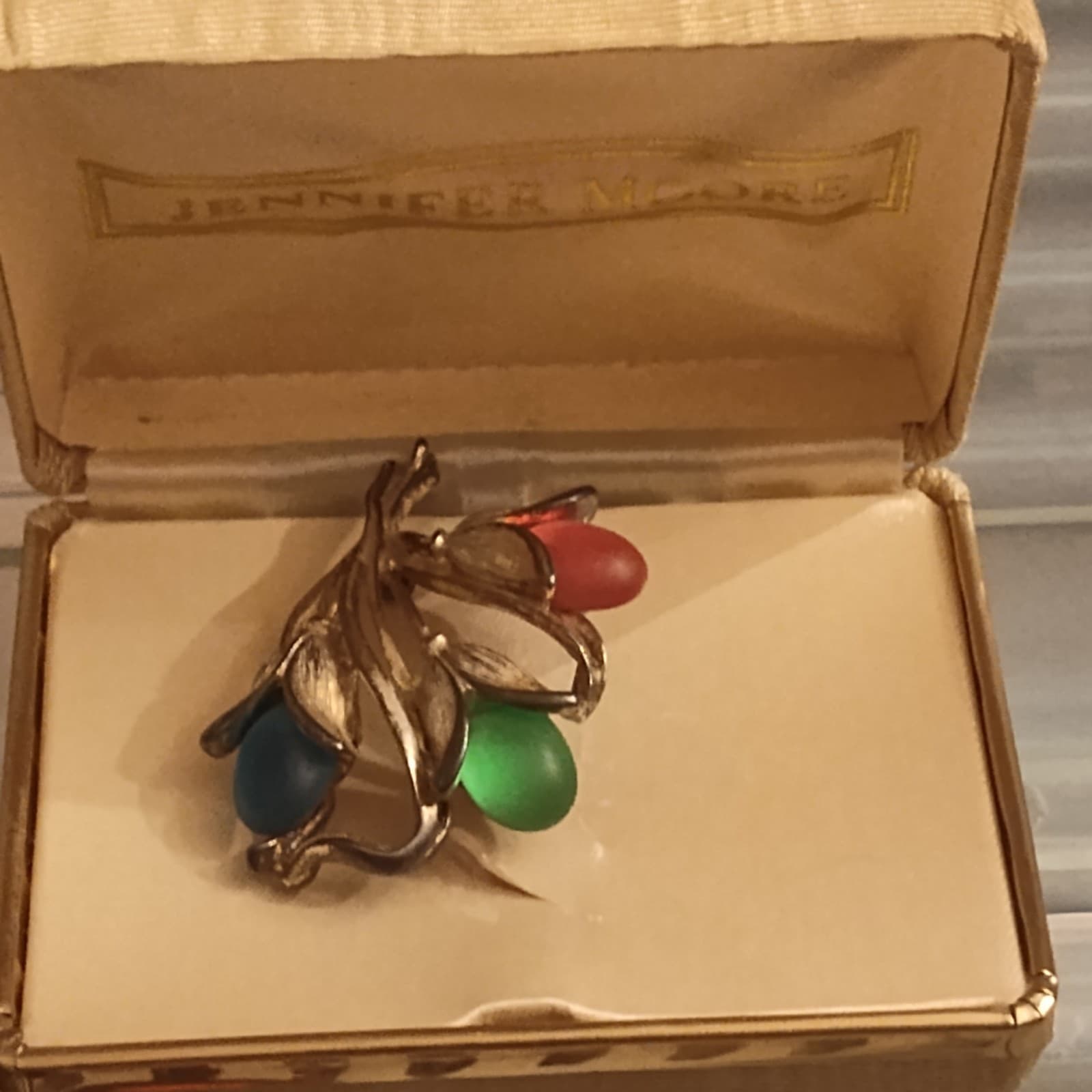 vintage frosted lucite flower gold tone brooch - Image 1