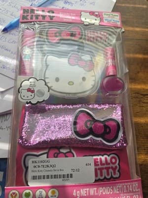 Hello Kitty Beauty Set Plant-Based Lip Balm Nail Polish Mirror Hair Clip Bag - Image 1