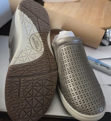 Earth Origins Perforated Leather Slip-On Clog Mule Emilia Platinum Sz 6.5 W NEW - Thumbnail 2