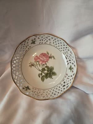 Form Marienbad German Porcelain Ingres Weiss Reticulated Rose Design Bowl - Image 1