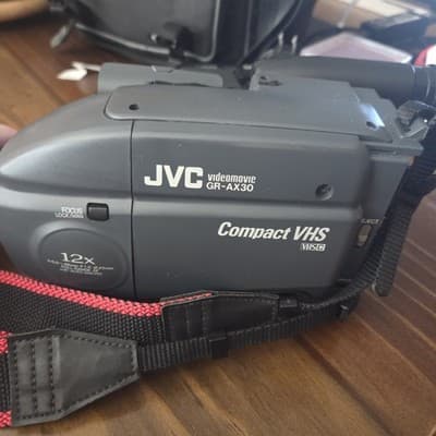 JVC GR-AX30 Compact VHS Camcorder w Case/Charger Tested Working No Tape Turns On - Thumbnail 2