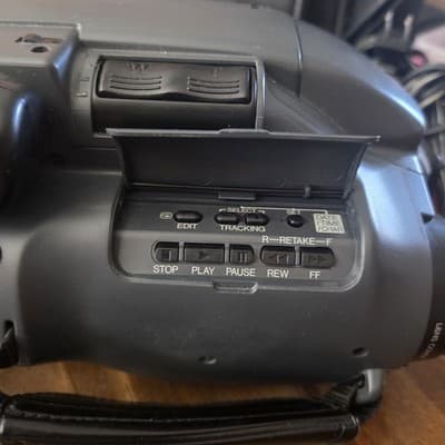 JVC GR-AX30 Compact VHS Camcorder w Case/Charger Tested Working No Tape Turns On - Thumbnail 4