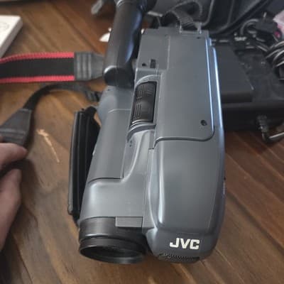 JVC GR-AX30 Compact VHS Camcorder w Case/Charger Tested Working No Tape Turns On - Thumbnail 6