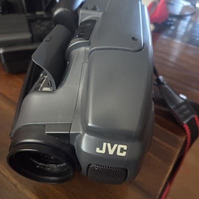 JVC GR-AX30 Compact VHS Camcorder w Case/Charger Tested Working No Tape Turns On - Thumbnail 3