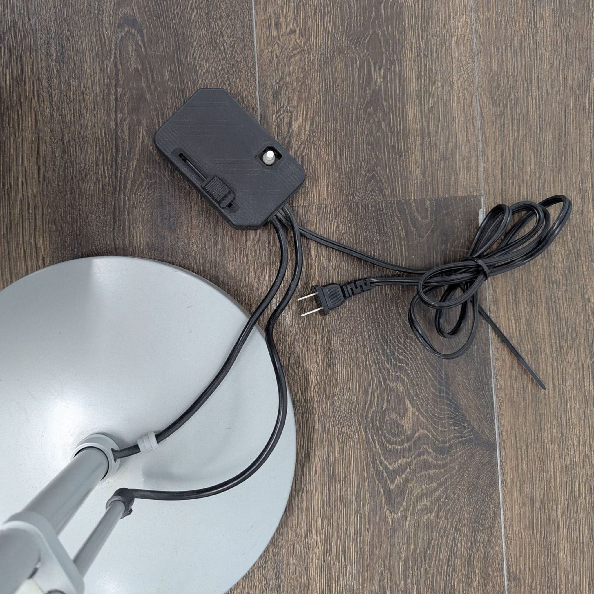 Modern Silver Floor Lamp with Adjustable Reading Light - Thumbnail 5