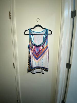 Women's Sleeveless Tank Top Size Medium - Image 1