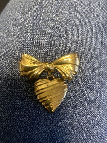 Vintage Avon I Love You Mother Heart Bow Charm Gold Tone Pin Brooch - Image 1