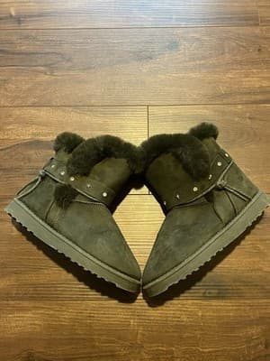 One O One Olive Green Faux Fur Lined Boots Size 7 - Image 1