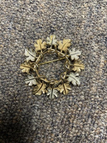Vintage Sarah Coventry 1960s silver and gold tone leaf wreath brooch - Image 1