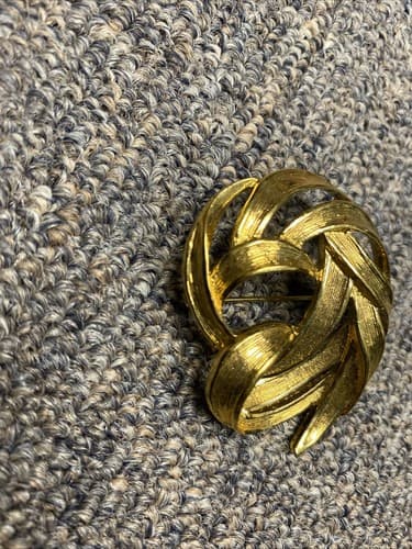 Vintage MONET Signed Lg Ribbon Swirl Brooch Pin Brushed Gold Lovely Gift - Thumbnail 3