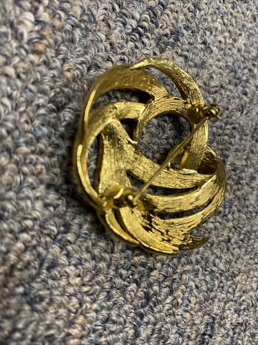 Vintage MONET Signed Lg Ribbon Swirl Brooch Pin Brushed Gold Lovely Gift - Thumbnail 5