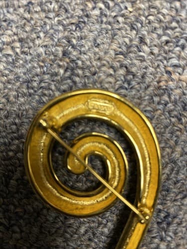 Vintage Monet Swirl Design Abstract Brooch Pin Gold Tone Metal Shiny Signed - Thumbnail 5