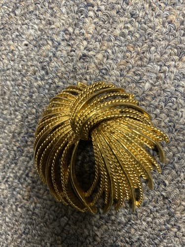 Vintage Monet Brooch Gold Tone - Thumbnail 3