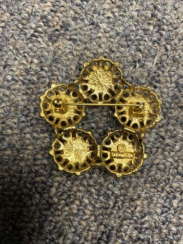 Vintage Sarah Coventry Valencia Brooch Pin Simulated Coral Gold Tone Wreath - Thumbnail 3