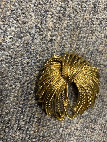 Vintage Monet Brooch Gold Tone - Thumbnail 2