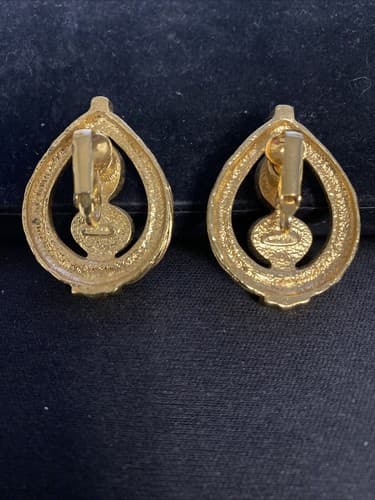 Vintage AVON CLASSIC CONTRAST CLIP EARRINGS - Thumbnail 3