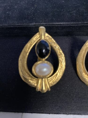 Vintage AVON CLASSIC CONTRAST CLIP EARRINGS - Thumbnail 2