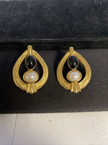 Vintage AVON CLASSIC CONTRAST CLIP EARRINGS - Image 1